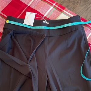 Good American NWT Size 4 side zip pant 
RN# 151301 Style # GW80012
New.